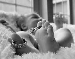 bebé y anillos
