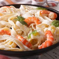 Pasta Alfredo con camarones