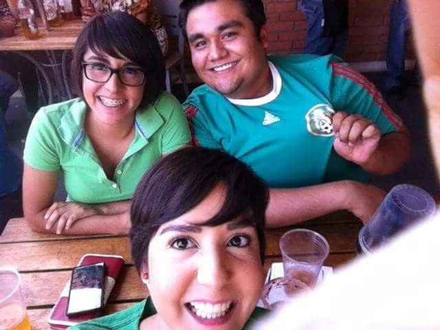 Esta foto es viejita, estamos con mi hermana viendo un partido de la Selección Mexicana, en la famos