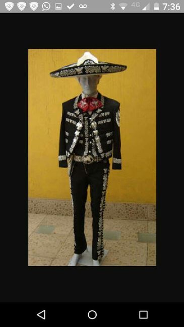 De qué color es el traje del novio ? - 1