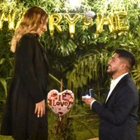 📸 Publica una foto mostrando su anillo de compromiso o alianza de boda - 1