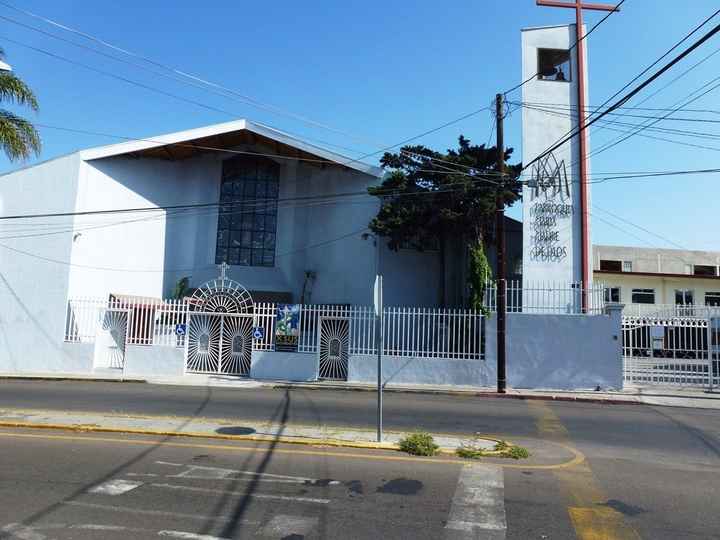 esta es la iglesia por fuera mas que nada  no me gusta el color
