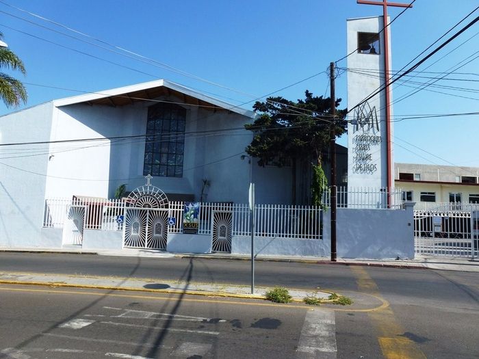 esta es la iglesia por fuera mas que nada  no me gusta el color