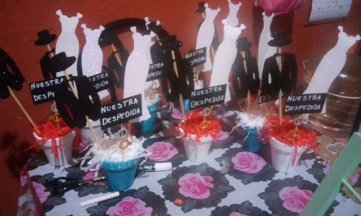 Centros de mesa y distintivos para despedida de solteros! - 2