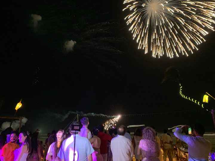 Fuegos artificiales, nosotros andamos en la esquina inferior izquierda 
