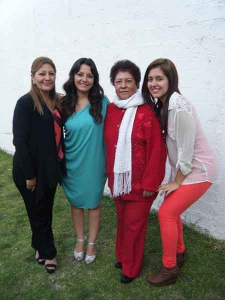 Con mi mami, mi segunda mami (abue) y mi hnita