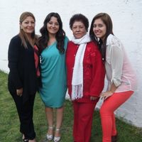Con mi mami, mi segunda mami (abue) y mi hnita