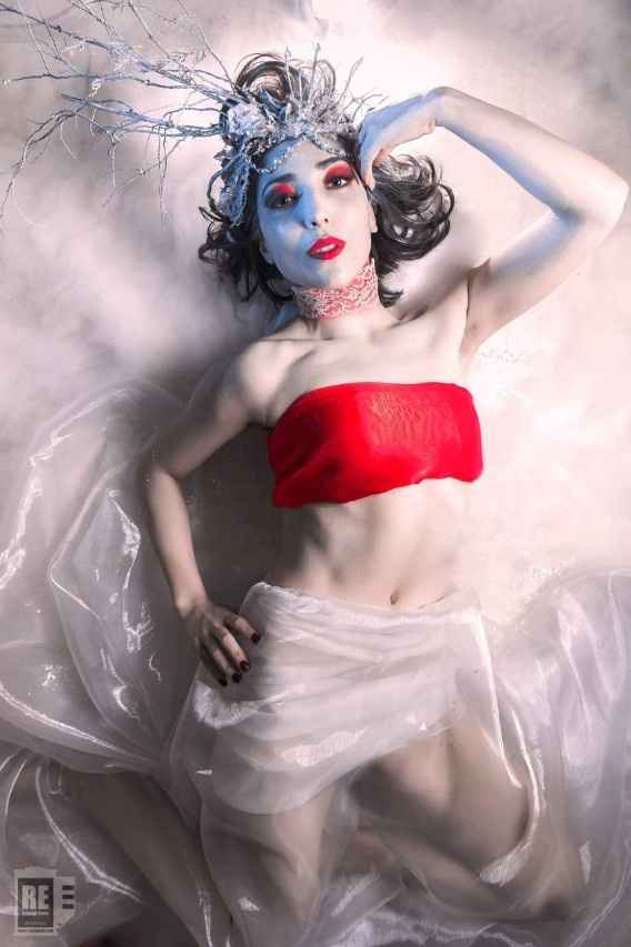 O temáticas de fantasía, es un poco de todo, makeup, vestuario, diseño post y un montón de manos que