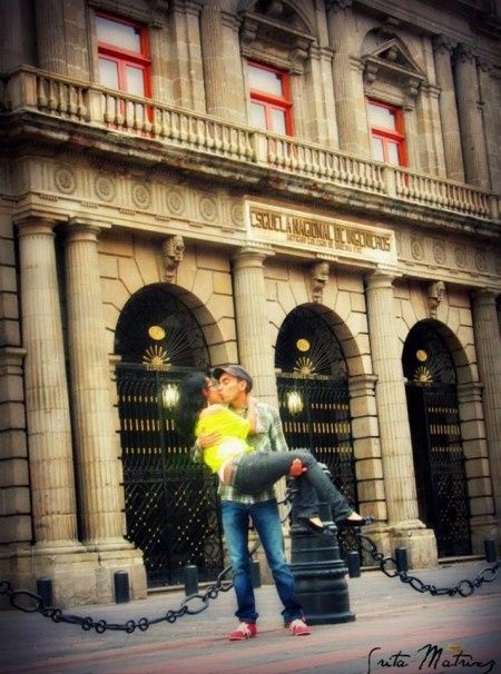 Cargada y beso en el Centro Histórico
