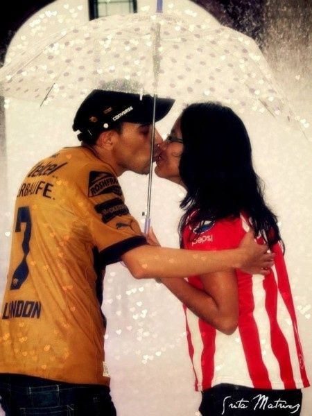 Beso con corazones