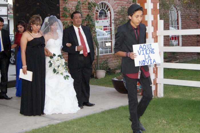 Entrada con letreros 2