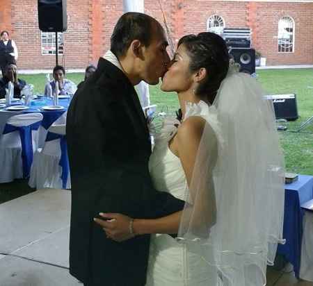 Beso de boda civil
