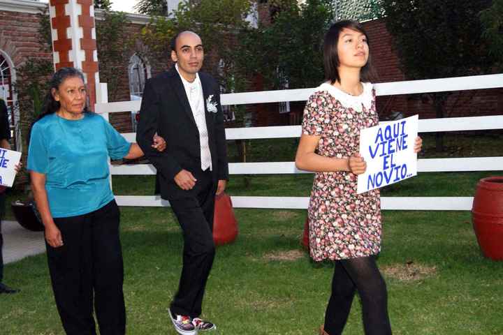 Entrada con letreros 1