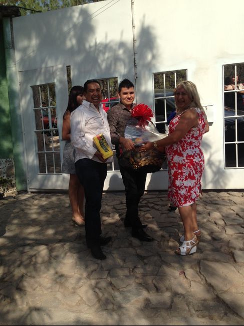 recibiendo la tradicional canasta