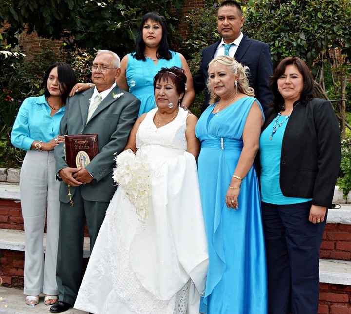 mis tios y mama con los felices novios