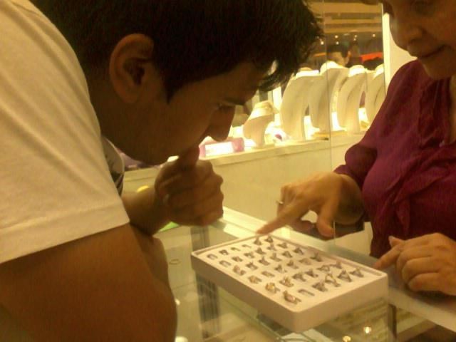 buscando el anillo de comprimiso