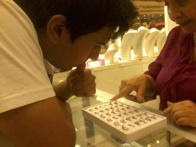 buscando el anillo de comprimiso