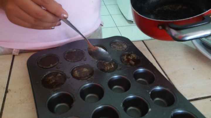 NO TOME LAS FOTOS AL MEZCLAR LOS INGREDIENTES PERO AHI YA ESTOY LLENANDO LOS MOLDES