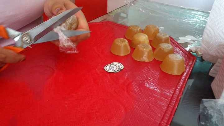CORTABA EXCESO DE PLASTICO