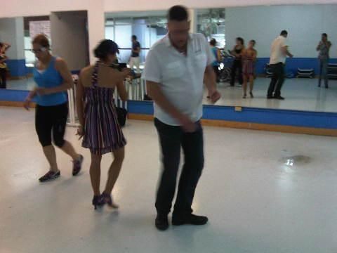 mide 1.90 y la maestra como 1 metro jajajaj