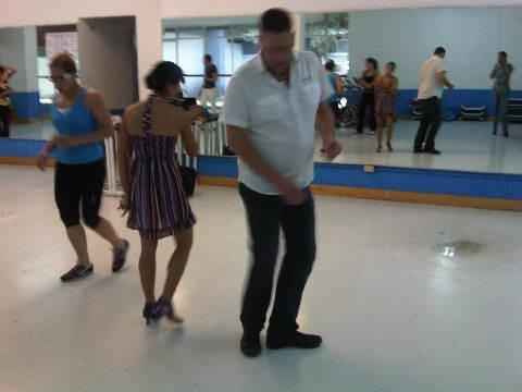 mide 1.90 y la maestra como 1 metro jajajaj