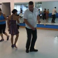 mide 1.90 y la maestra como 1 metro jajajaj
