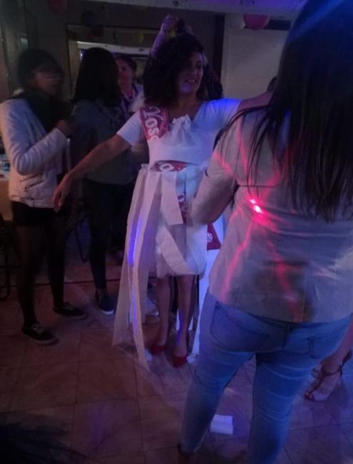 JUEGO DE VESTIR A LOS NOVIOS