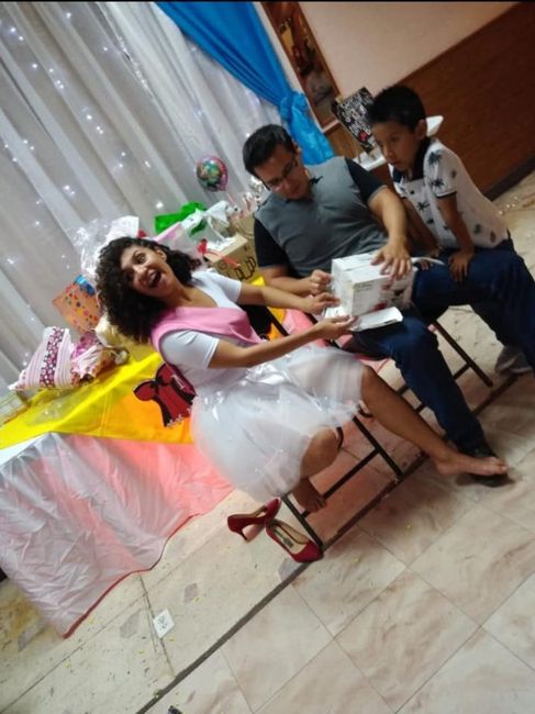 MI SOBRINO EMOCIONADO CON LOS REGALOS