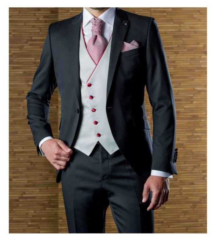 Este gris con interior claro y vivos en rojo