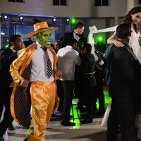 me amenizan los rituales de boda con personajes y tienen dos vestuarios a elegir de "la mascara"