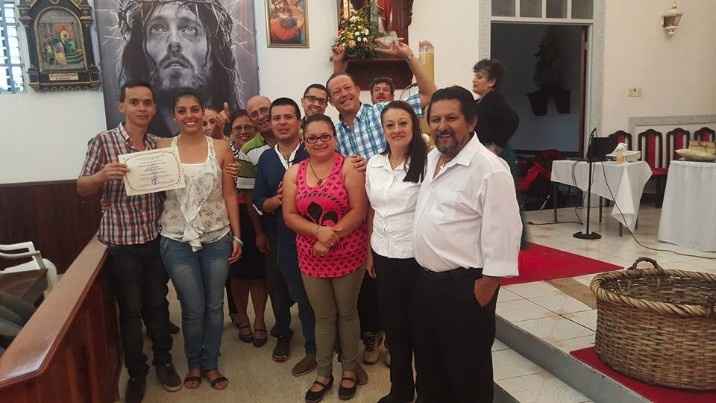 Los coodinadores entregandonos el certificado