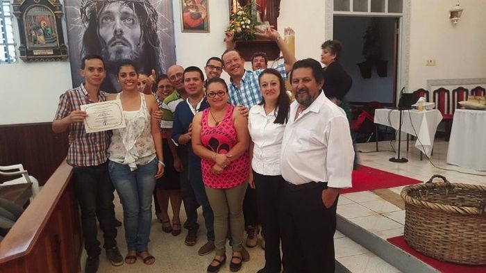 Los coodinadores entregandonos el certificado