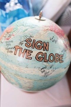 Tus invitados pueden firmar el globo terráqueo