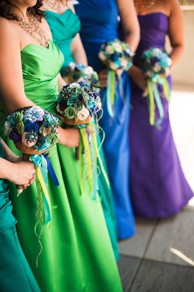 Damas con otros vestidos menos tradicionales