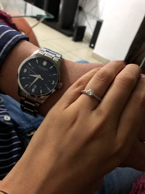 Entregando el reloj de compromiso ♡ - 1