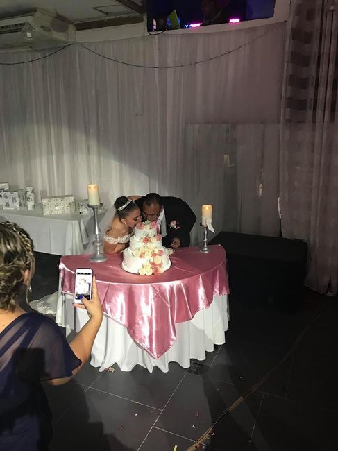 Los novios dandole la respectiva mordida al pastel jeje