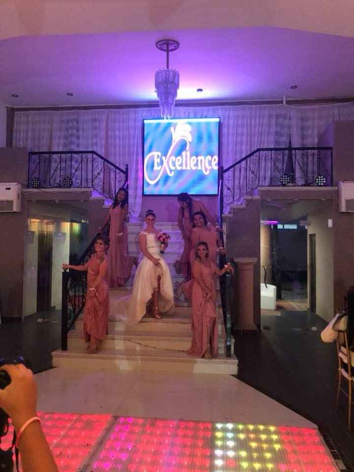 pero el corte de abajo fue el mismo, mismo color y misma caida, la falda es muy fluida la tela suope