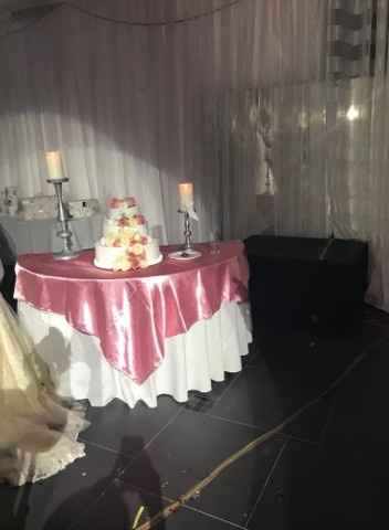 Este fue el pastel de bodas, decorado con perlas y rosas naturales!! 