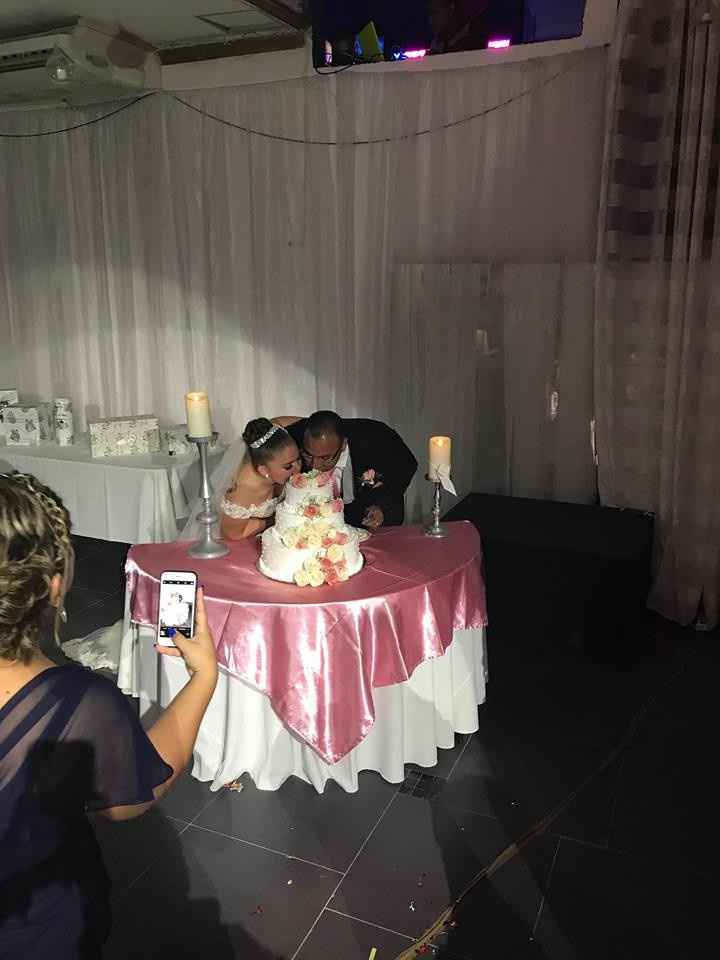 Los novios dandole la respectiva mordida al pastel jeje