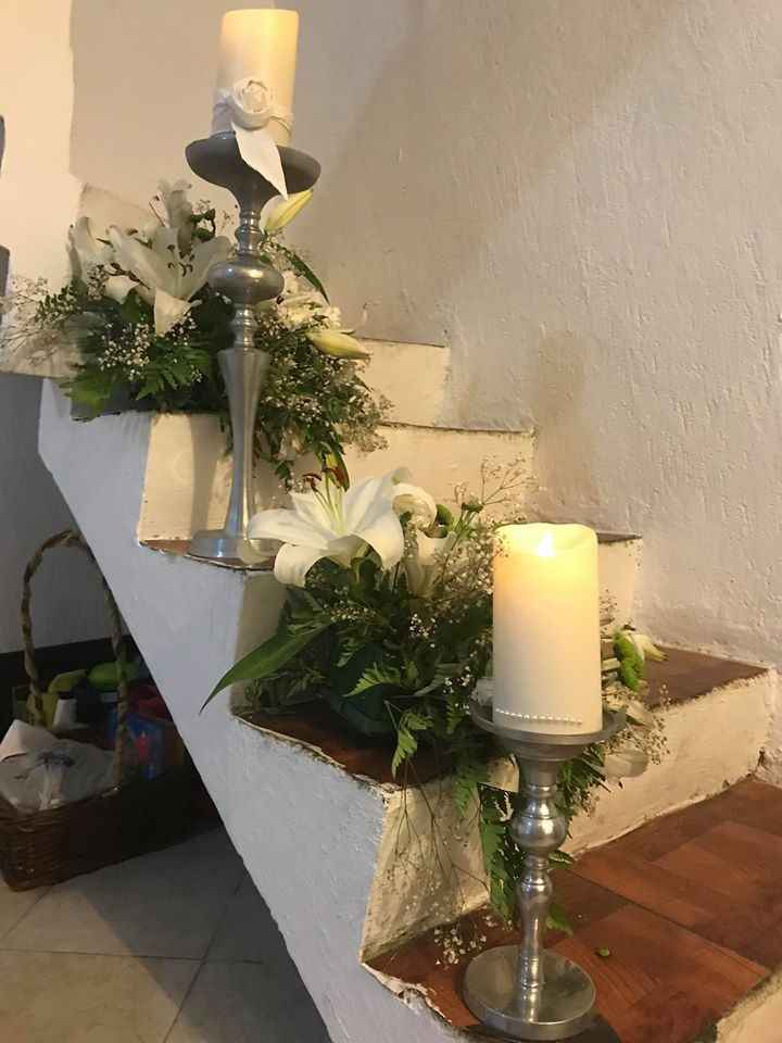Por ultimo los dos arreglos florales que se aprecian en las escaleras, fueron los que adornaron el c