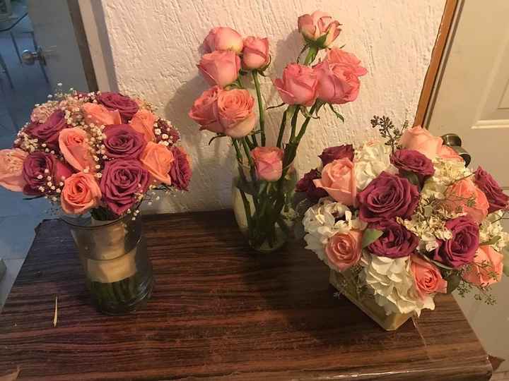 Ramo de novia, arreglo floral de entrada y rosas que tenia en casa jeje