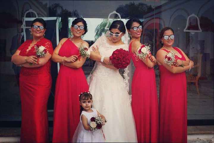 Alguien se ha casado y sus damas fueron de rojo - 1