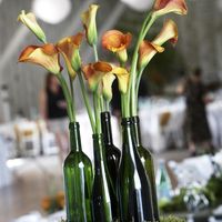 Centro de mesa con botella de vino