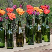 Centro de mesa con botella de vino