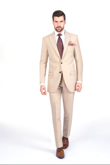 Qué prefieres: ¿traje clásico negro o traje de colores? 👀 3