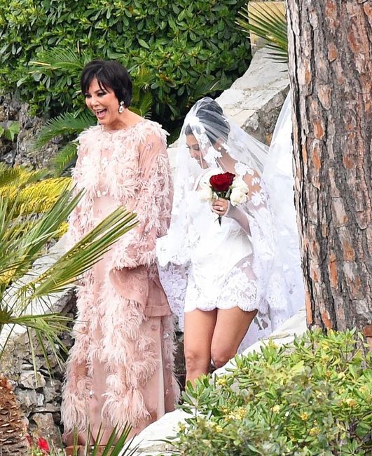 Así fue la tercera boda de Kourtney Kardashian 👇 9
