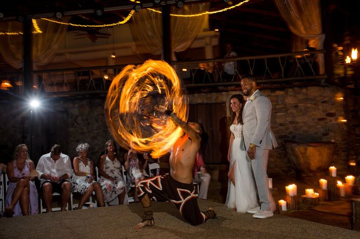 ¡Prende la boda con un show de fuego! 🔥 1