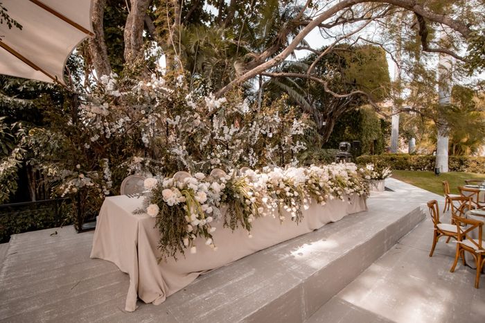 6 ideas de decoración con flores blancas para la mesa de novios ¡Descúbrelas!👇 5