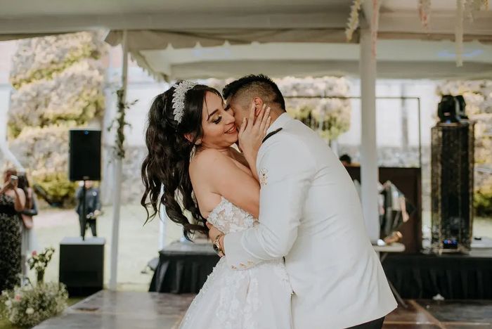 Los abrazos que sí o sí tienes que fotografiar en tu boda 📸 - 2
