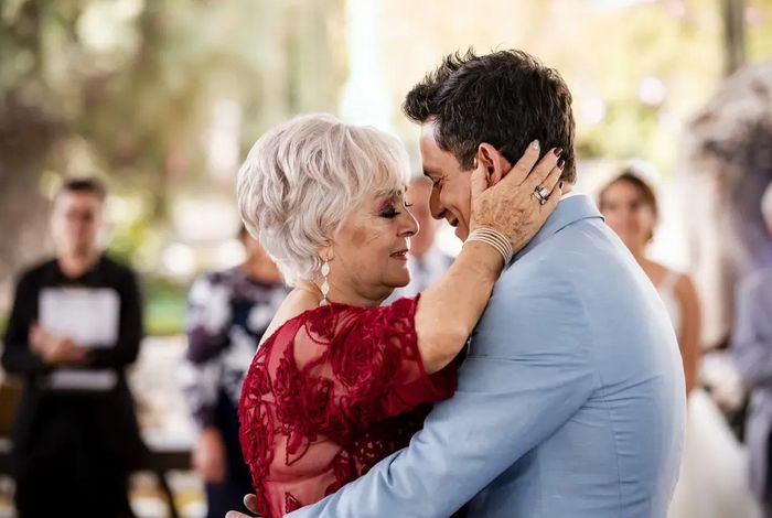 Los abrazos que sí o sí tienes que fotografiar en tu boda 📸 - 6